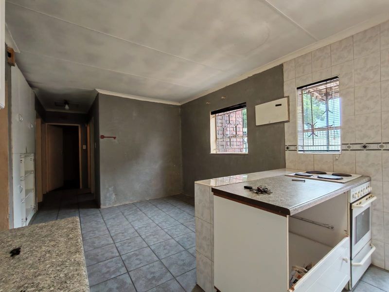 Three Bedroom House For Sale in Florida Lake, Roodepoort - Photo 4