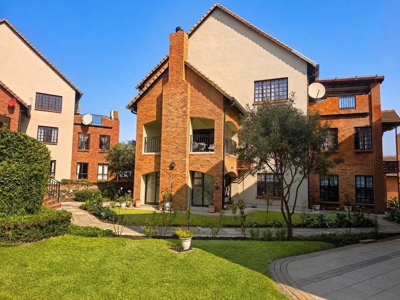 Spacious Ground Floor Apartment Offering an Exceptional Equestrian Estate Lifestyle - Photo 1