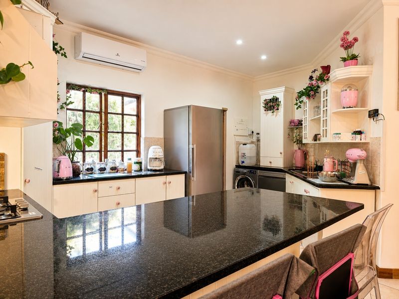 Spacious Ground Floor Apartment Offering an Exceptional Equestrian Estate Lifestyle - Photo 10