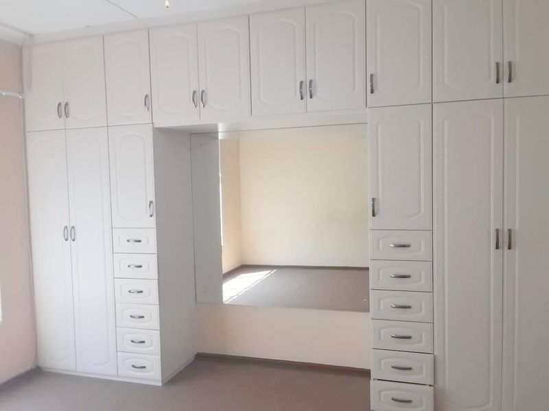 2 Bedroom apartment, renovated - For Sale in Carletonville - Photo 9
