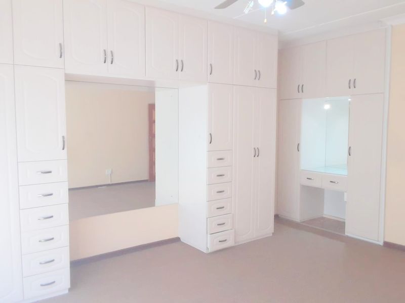 2 Bedroom apartment, renovated - For Sale in Carletonville - Photo 7