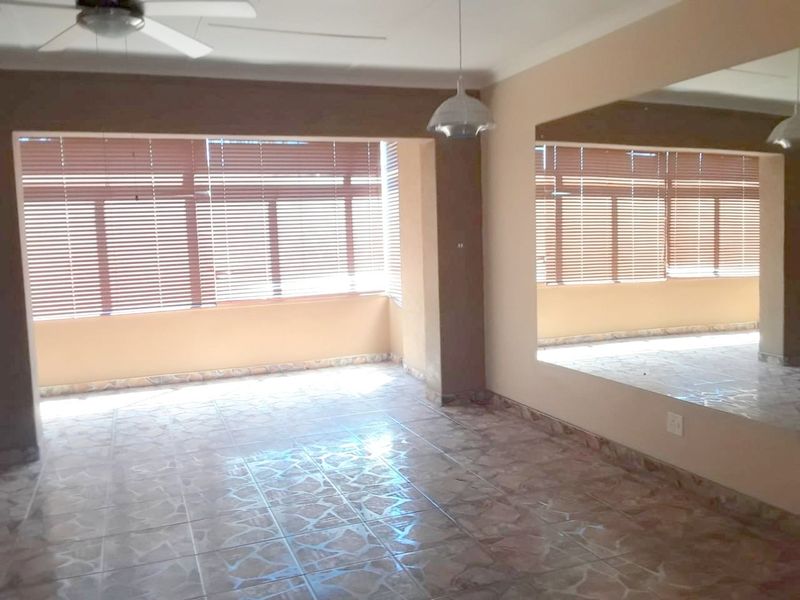 2 Bedroom apartment, renovated - For Sale in Carletonville - Photo 3
