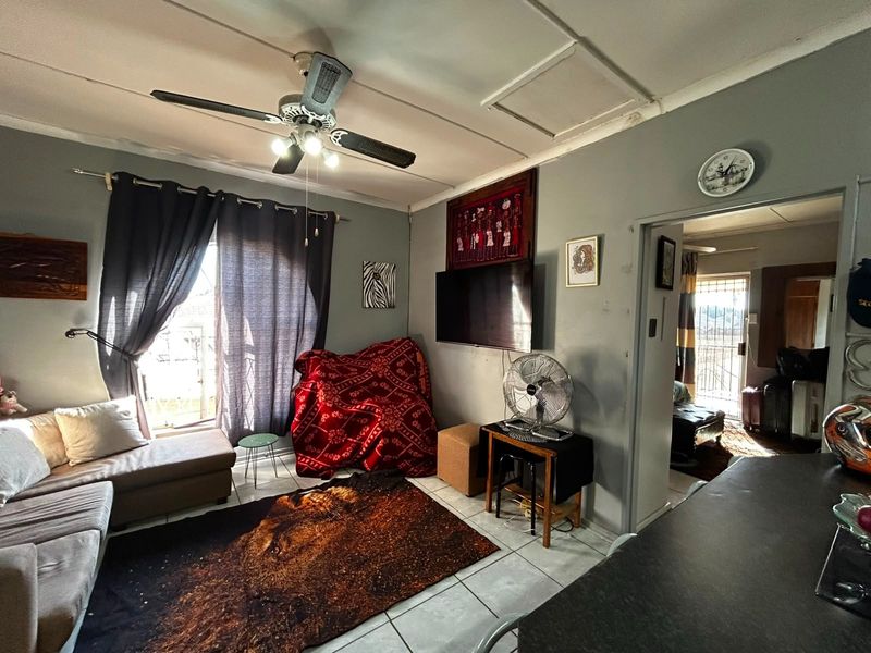 Large Family Home in Carters Glen with Income-generating flats - Photo 1