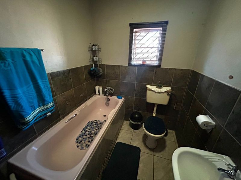 Large Family Home in Carters Glen with Income-generating flats - Photo 8