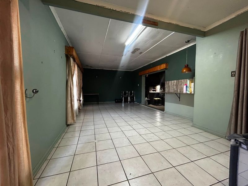 Large Family Home in Carters Glen with Income-generating flats - Photo 9