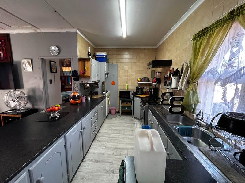 Large Family Home in Carters Glen with Income-generating flats - Photo 7
