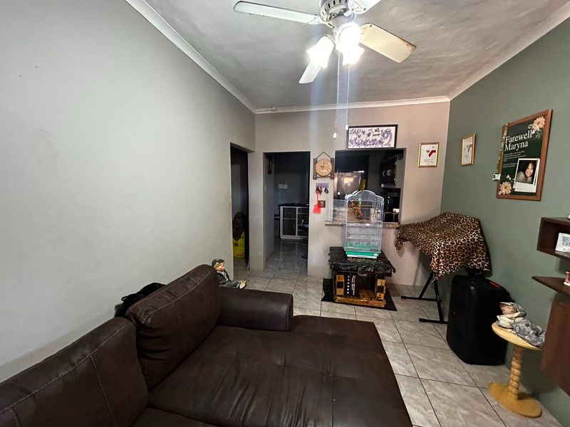 Large Family Home in Carters Glen with Income-generating flats - Photo 4
