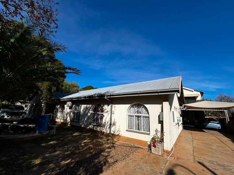 Large Family Home in Carters Glen with Income-generating flats - Photo 3