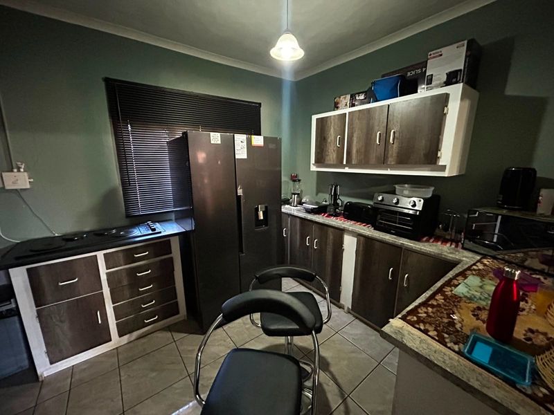 Large Family Home in Carters Glen with Income-generating flats - Photo 5