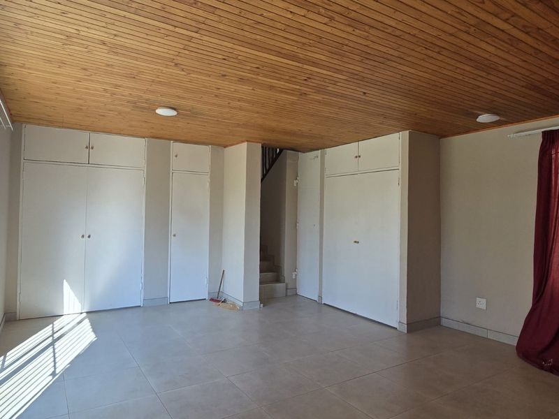 Elegant sanctuary with a flatlet in Proclamation Hill - Photo 10