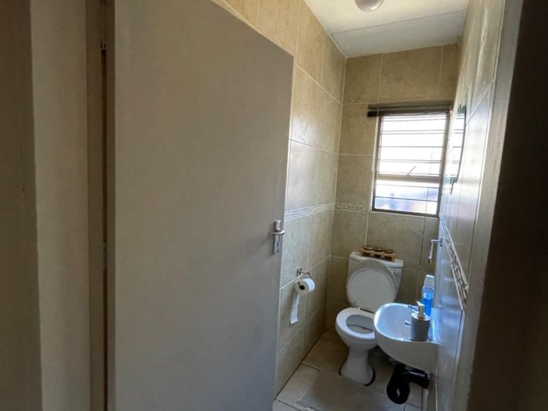 Townhouse For Sale in Noordheuwel, Krugersdorp - Photo 10
