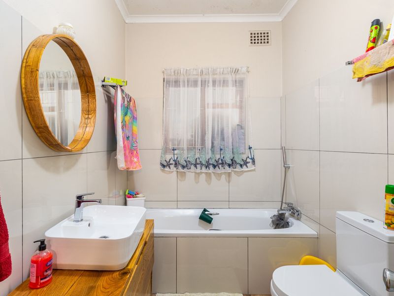 Spacious Family Home with Flatlet potential - Photo 5
