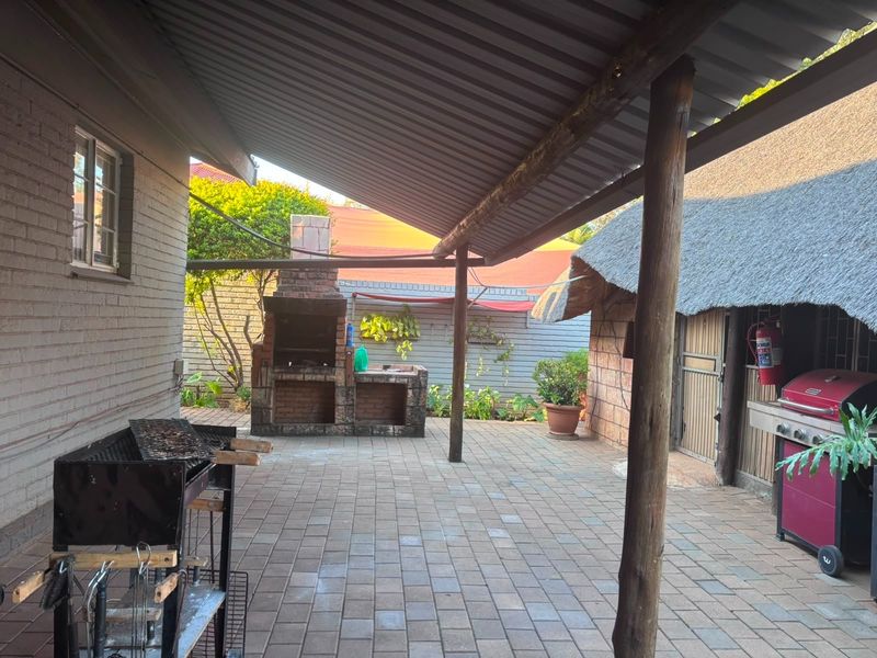 Spacious family Home with Excellent extras! - Photo 2