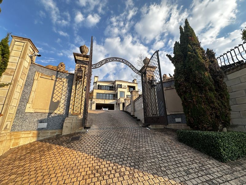 A Timeless Italian Villa with Spectacular Panoramic Views, Waterkloof ridge - Photo 1