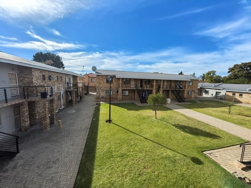 Your Peaceful 2 Bedroom Haven Awaits: Modern, Secure and Effortless Living in Rhodesdene, Kimberley - Photo 2
