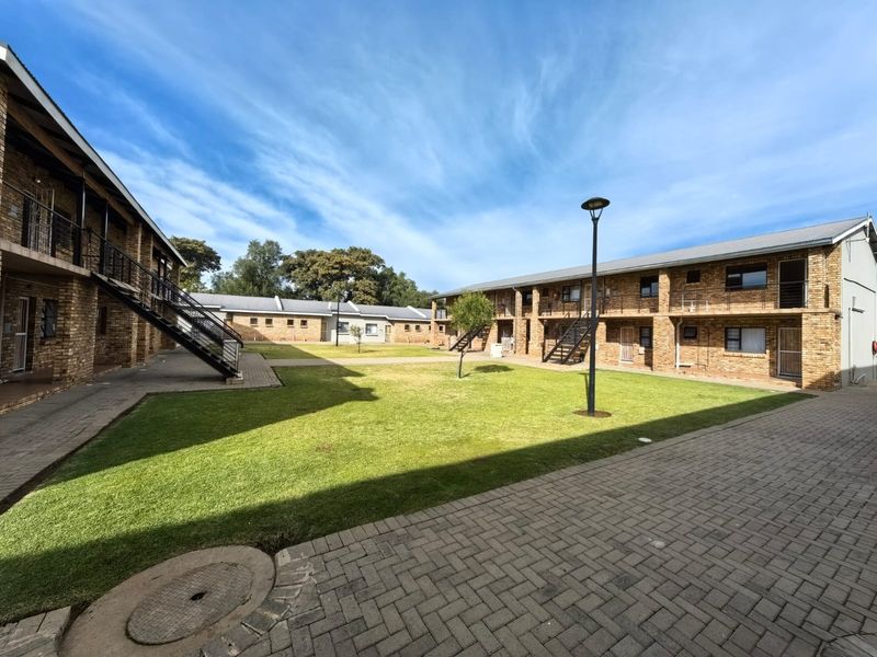 Your Peaceful 2 Bedroom Haven Awaits: Modern, Secure and Effortless Living in Rhodesdene, Kimberley - Photo 4