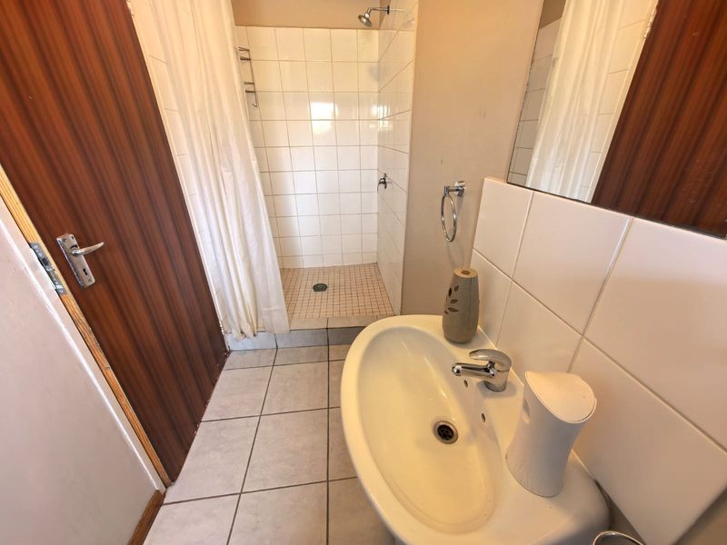 Your Peaceful 2 Bedroom Haven Awaits: Modern, Secure and Effortless Living in Rhodesdene, Kimberley - Photo 10