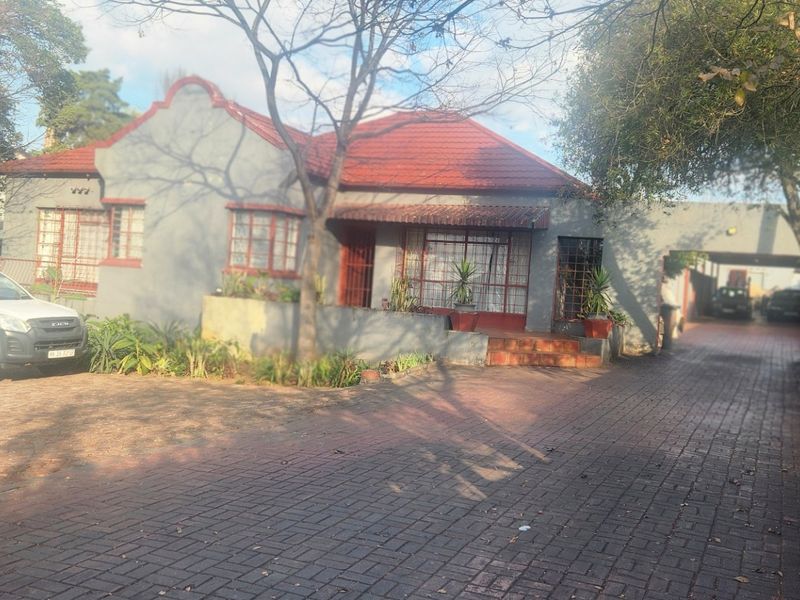 An Ideal Family House For Opulence Living in Bramley, Johannesburg - Photo 1