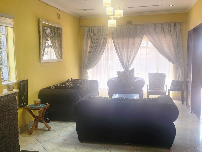 An Ideal Family House For Opulence Living in Bramley, Johannesburg - Photo 4