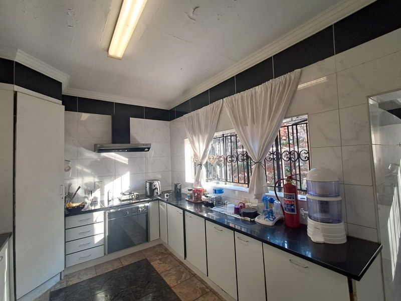 House For Sale in Cyrildene, Johannesburg - Photo 4