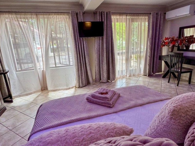 A Landmark Residence With - Photo 8