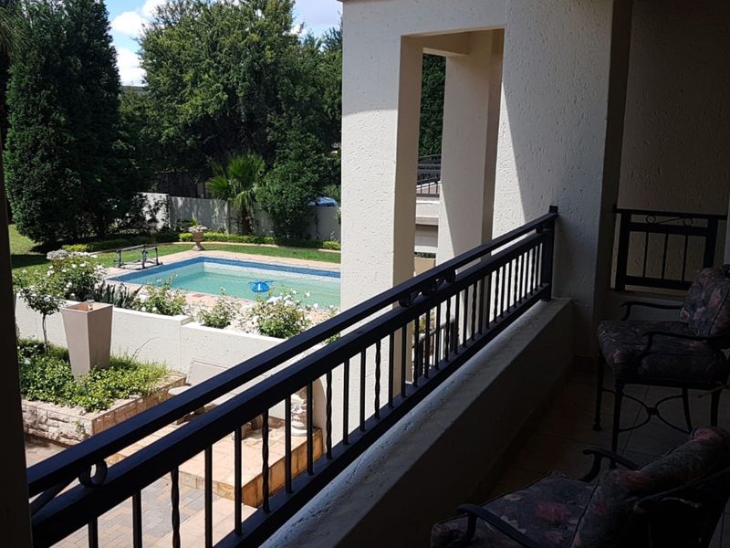 A Landmark Residence With - Photo 4