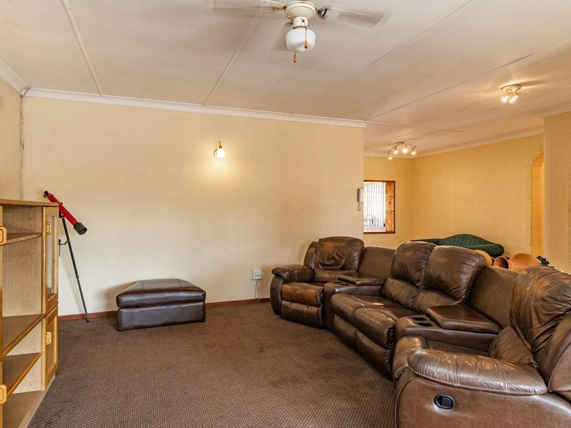 House For Sale in Edleen, Kempton Park - Photo 4
