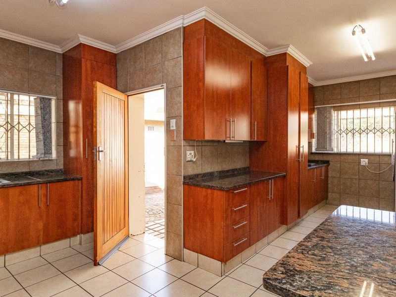 House For Sale in Edleen, Kempton Park - Photo 9