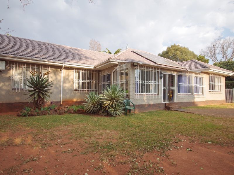 Spacious 4 Bedroom House Plus Large Flat - Photo 1