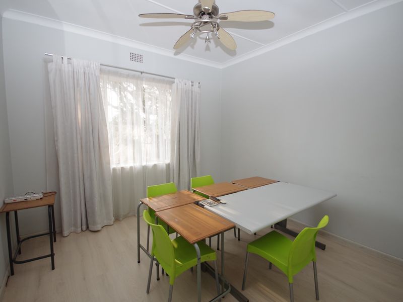 Spacious 4 Bedroom House Plus Large Flat - Photo 7