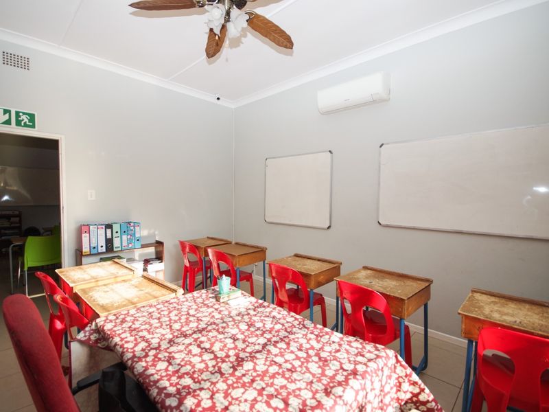 Spacious 4 Bedroom House Plus Large Flat - Photo 6