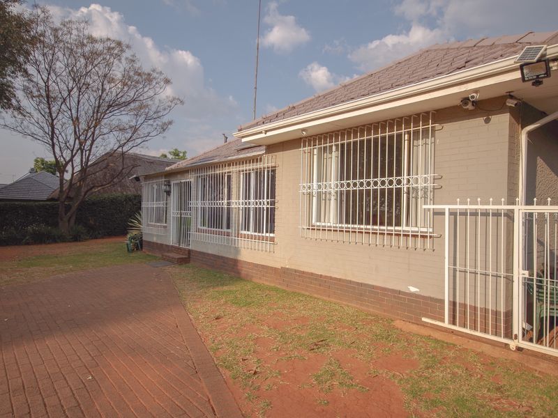 Spacious 4 Bedroom House Plus Large Flat - Photo 2
