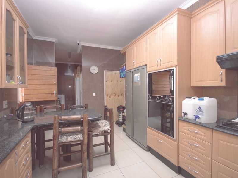 Spacious 4 Bedroom House Plus Large Flat - Photo 10