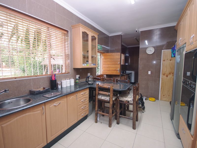 Spacious 4 Bedroom House Plus Large Flat - Photo 9