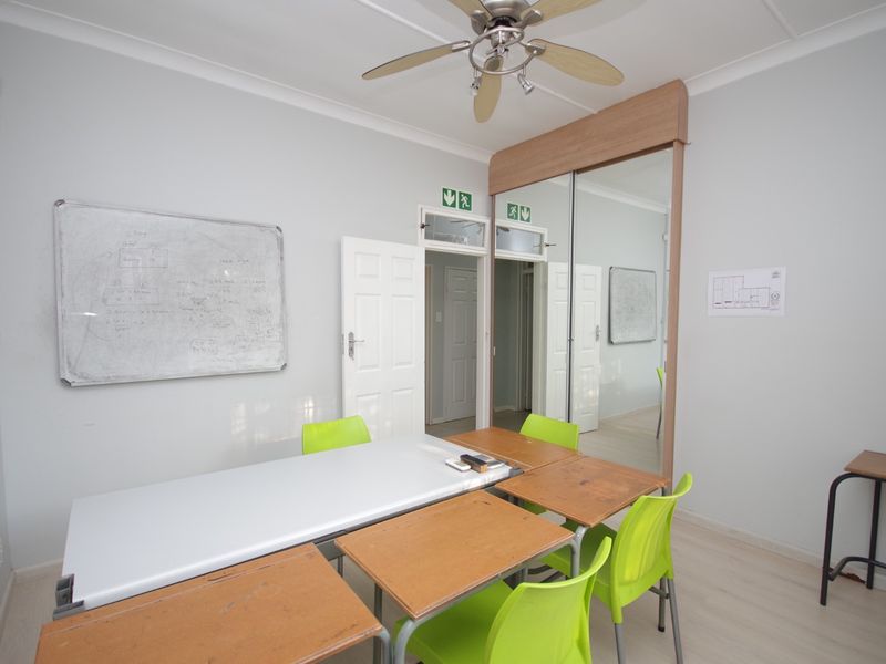 Spacious 4 Bedroom House Plus Large Flat - Photo 8