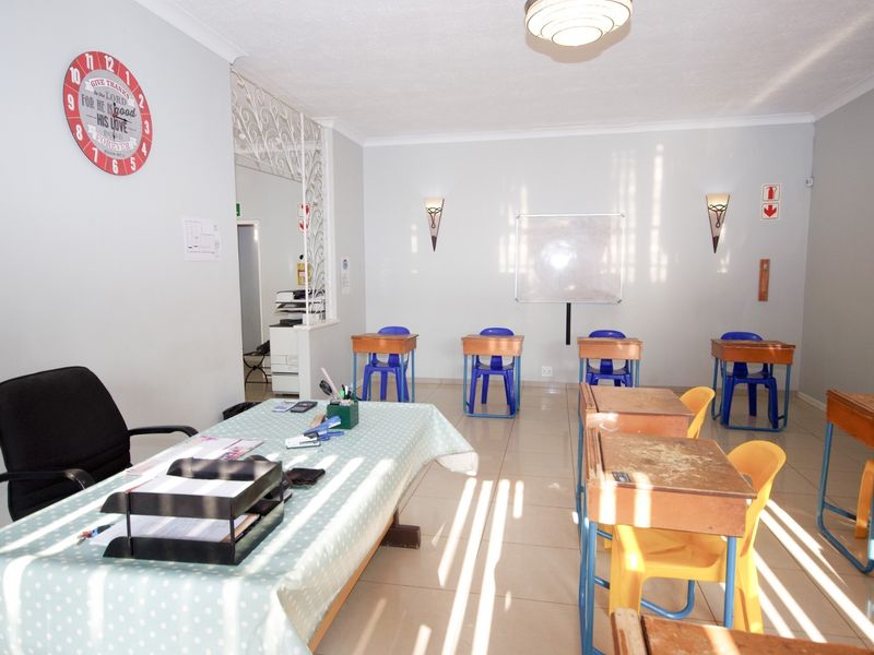 Spacious 4 Bedroom House Plus Large Flat - Photo 4