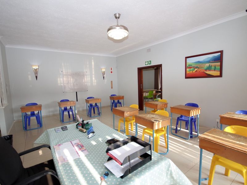 Spacious 4 Bedroom House Plus Large Flat - Photo 3