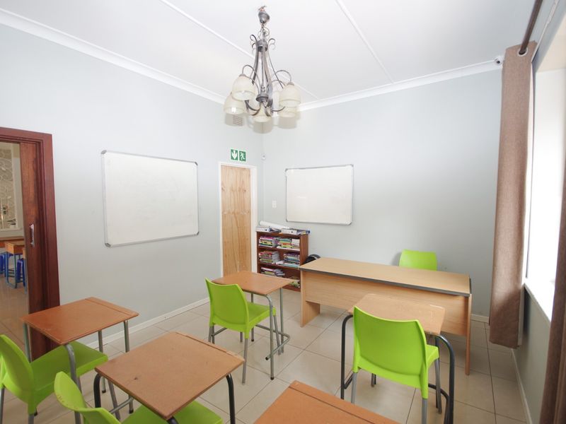 Spacious 4 Bedroom House Plus Large Flat - Photo 5