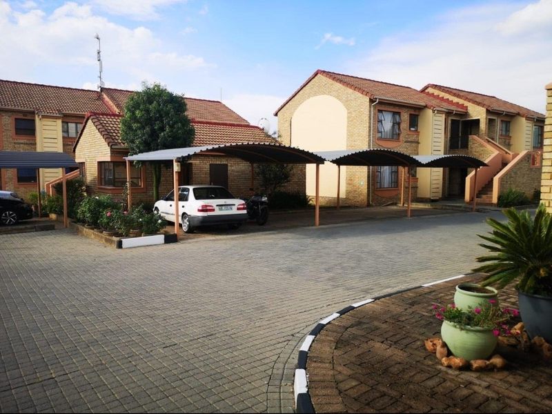 Townhouse For Sale in Vaalpark, Sasolburg - Photo 2