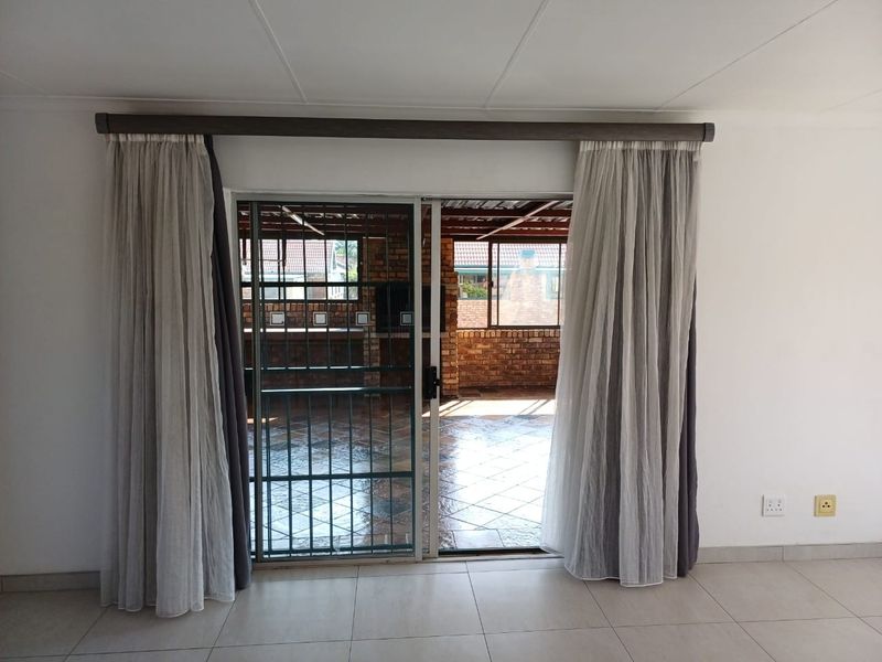 2 Bedroom Townhouse  For Sale in Die Hoewes Centurion Gauteng - Photo 9