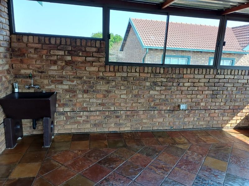 2 Bedroom Townhouse  For Sale in Die Hoewes Centurion Gauteng - Photo 8
