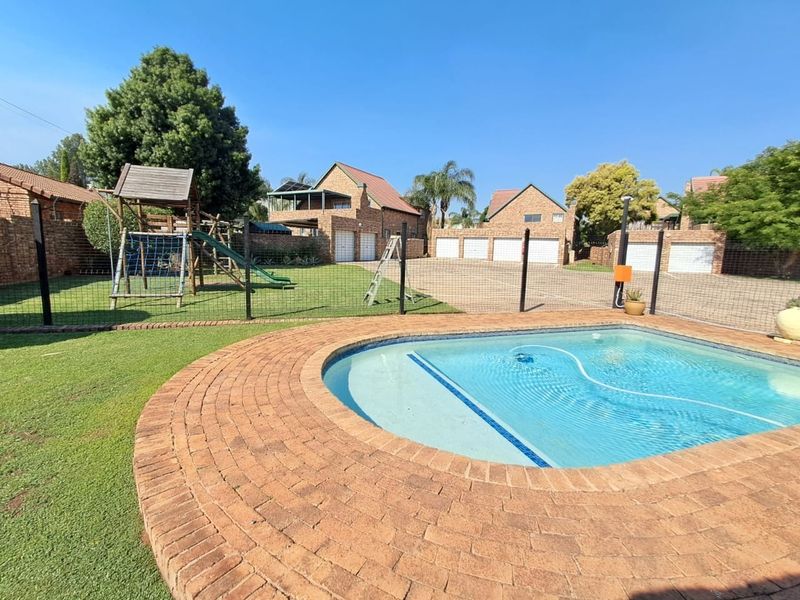 2 Bedroom Townhouse  For Sale in Die Hoewes Centurion Gauteng - Photo 4