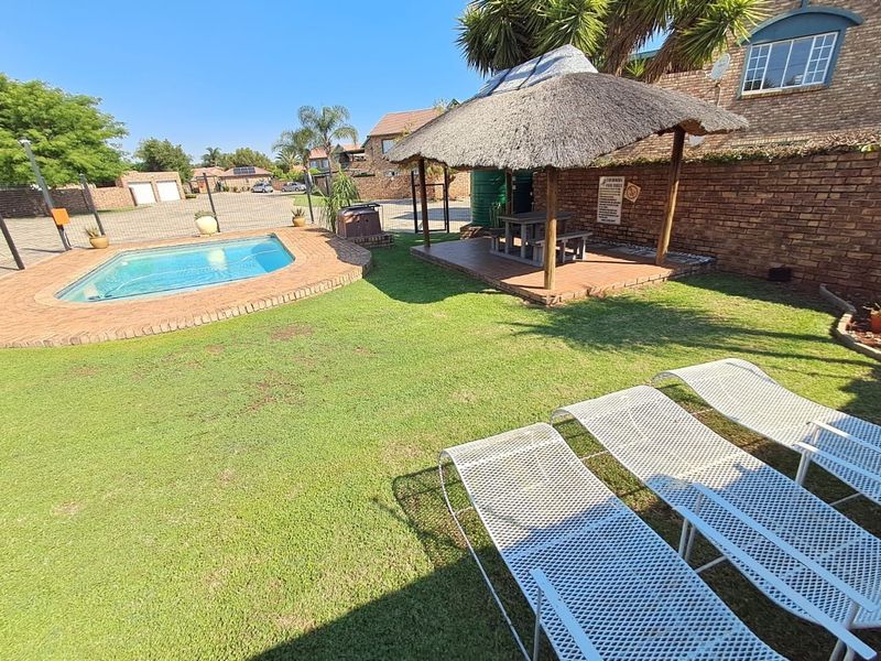 2 Bedroom Townhouse  For Sale in Die Hoewes Centurion Gauteng - Photo 3