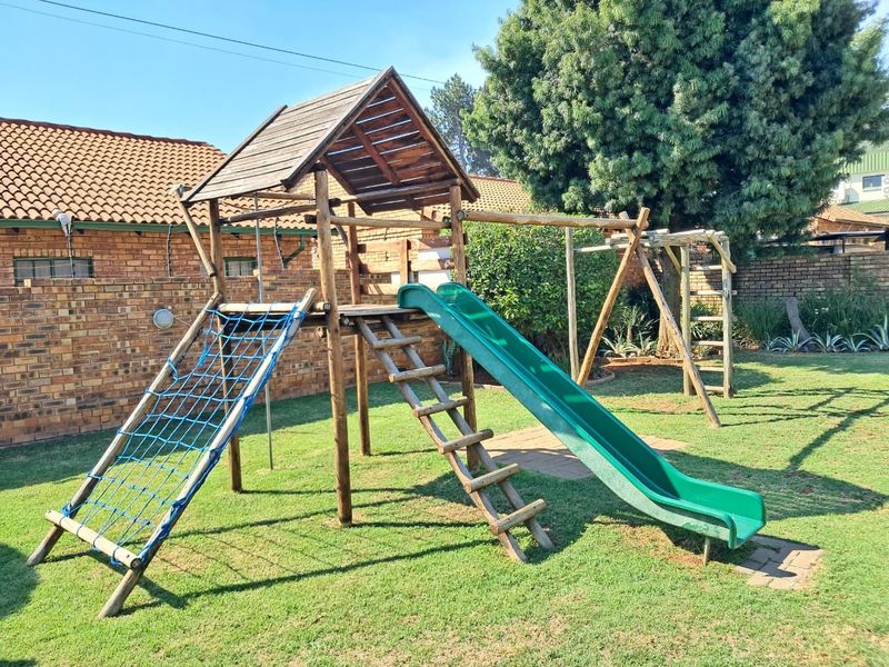 2 Bedroom Townhouse  For Sale in Die Hoewes Centurion Gauteng - Photo 2