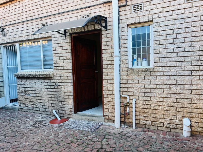 Apartment For Sale in Windsor East Windsor Randburg Gauteng - Photo 2