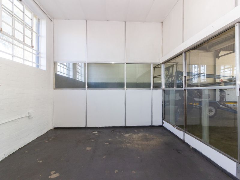 Warehouse with Offices and 3 Phase Power to Let in Deal Party | 374 sqm - Photo 9