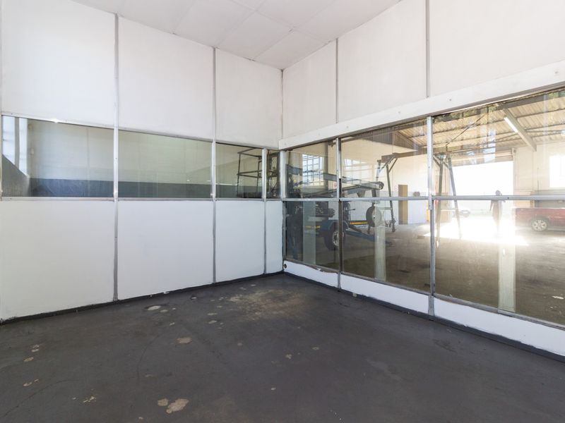 Warehouse with Offices and 3 Phase Power to Let in Deal Party | 374 sqm - Photo 8