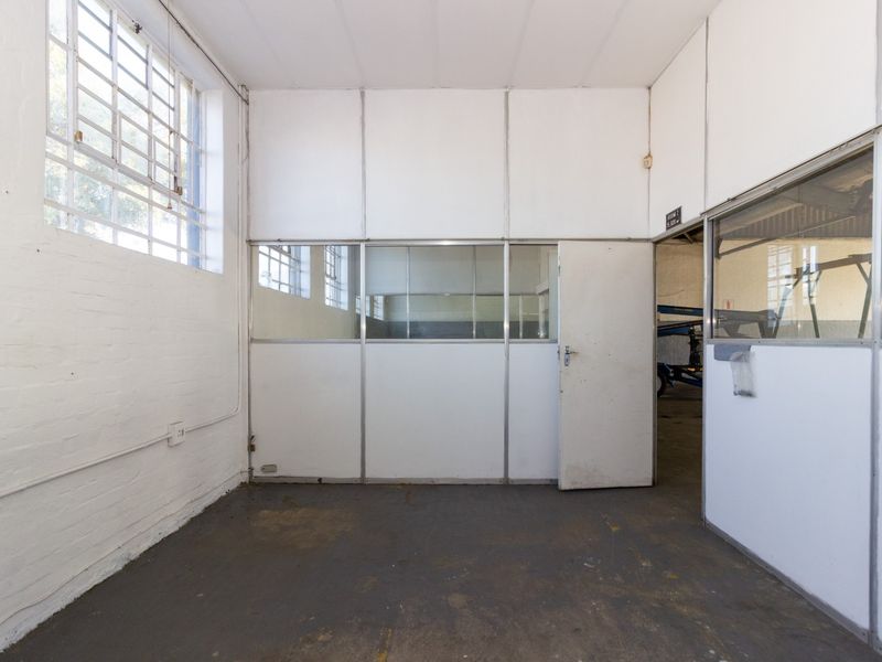 Warehouse with Offices and 3 Phase Power to Let in Deal Party | 374 sqm - Photo 10