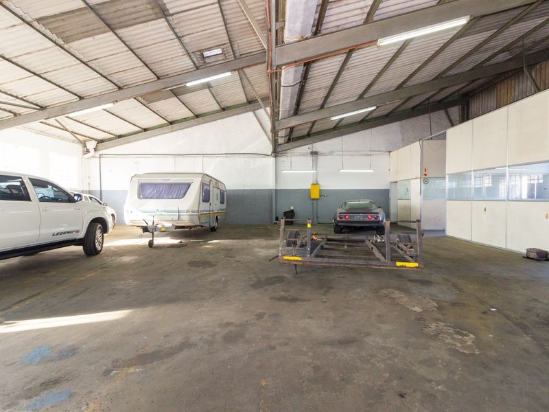 Warehouse with Offices and 3 Phase Power to Let in Deal Party | 374 sqm - Photo 5