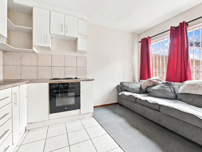 Ground Floor 1-Bedroom Apartment for Sale in Selbourne Place - Photo 2
